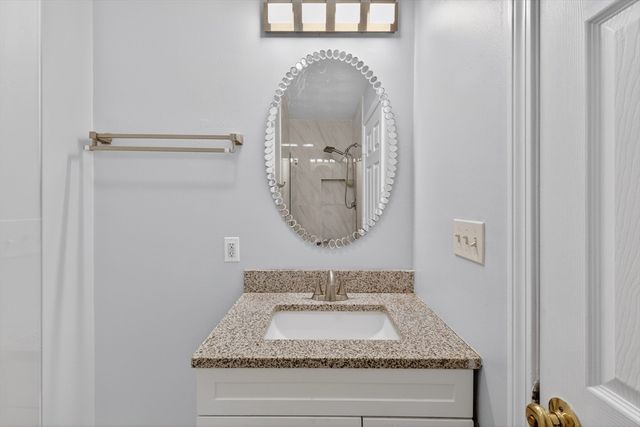 3 Oak Leaf Cir, Worcester, MA 01603