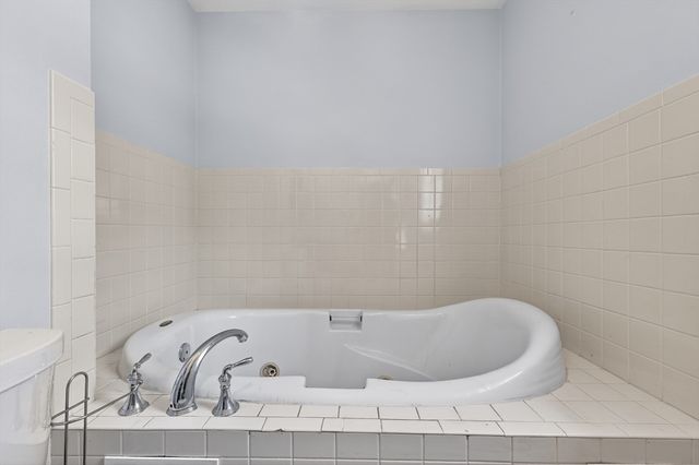3 Oak Leaf Cir, Worcester, MA 01603