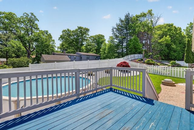 3 Oak Leaf Cir, Worcester, MA 01603