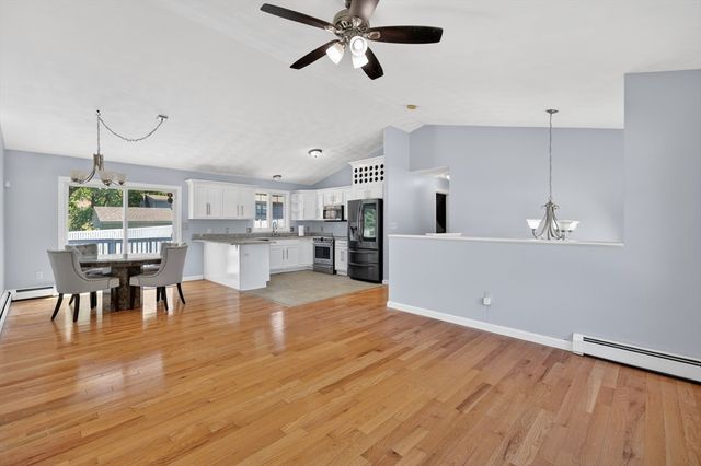 3 Oak Leaf Cir, Worcester, MA 01603