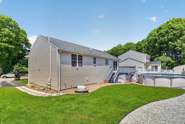 3 Oak Leaf Cir, Worcester, MA 01603