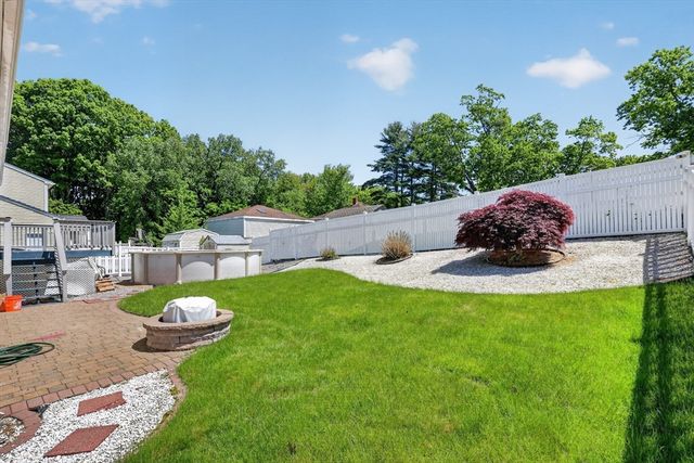 3 Oak Leaf Cir, Worcester, MA 01603