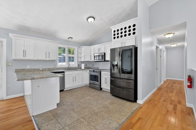 3 Oak Leaf Cir, Worcester, MA 01603