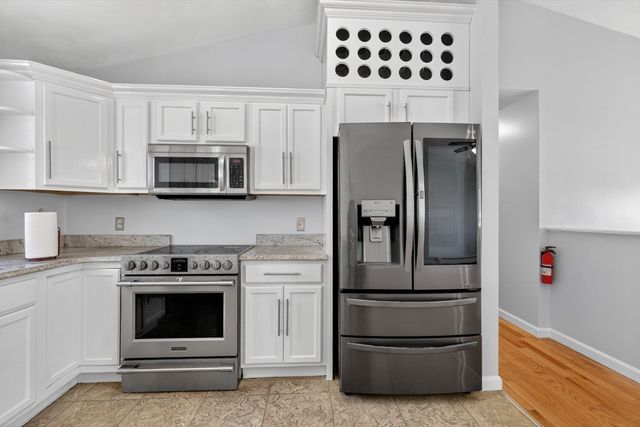 3 Oak Leaf Cir, Worcester, MA 01603