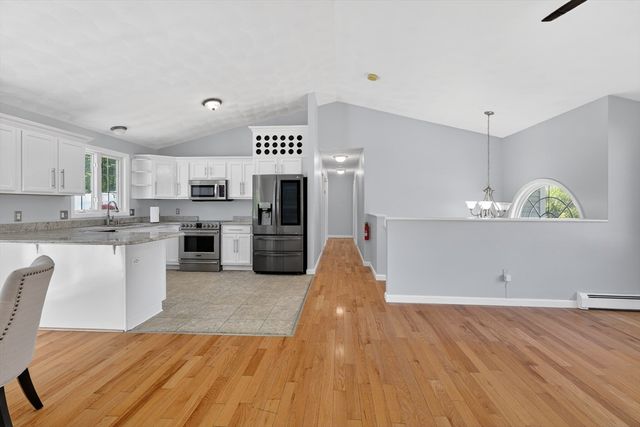 3 Oak Leaf Cir, Worcester, MA 01603
