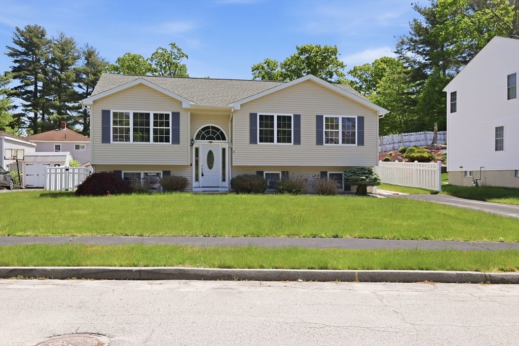 3 Oak Leaf Cir, Worcester, MA 01603