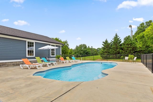 9853 Hixson Pike, Soddy Daisy, TN 37379