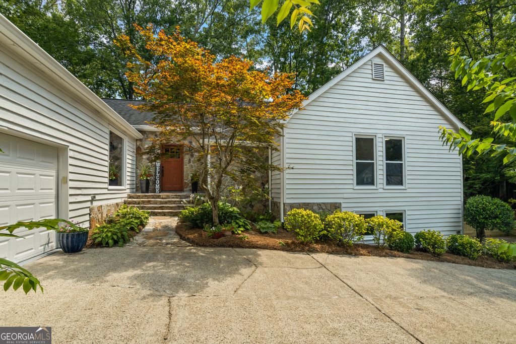 1595 Sandpoint Drive NE, Roswell, GA 30075