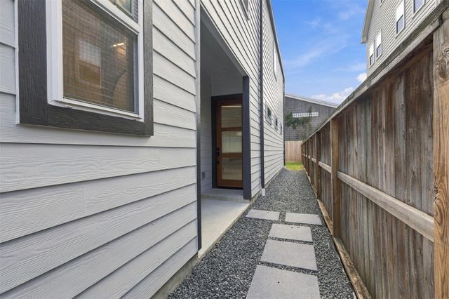 5339 Larkin Street A, Houston, TX 77007