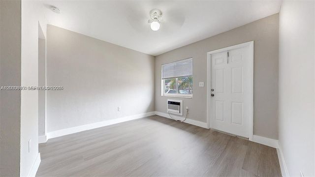 891 SW 5th St 4, Miami, FL 33130