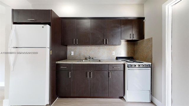 891 SW 5th St 4, Miami, FL 33130