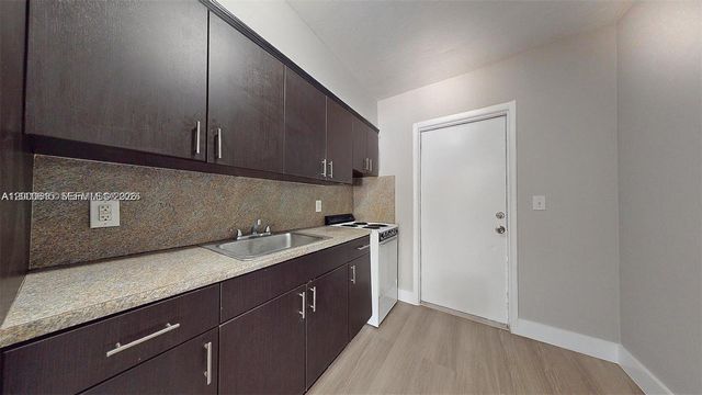 891 SW 5th St 4, Miami, FL 33130