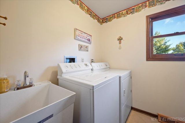 39W955 Deer Run Drive, St. Charles, IL 60175