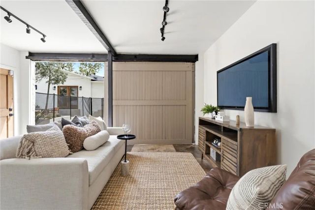 1519 Courtney Avenue, Los Angeles, CA 90046