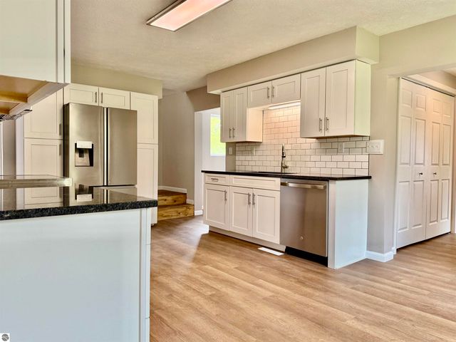 7160 W Cherry Avenue, Kewadin, MI 49648