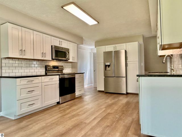 7160 W Cherry Avenue, Kewadin, MI 49648