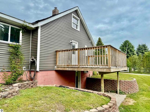 7160 W Cherry Avenue, Kewadin, MI 49648