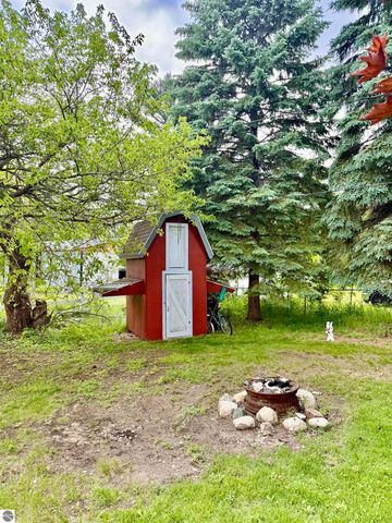 7160 W Cherry Avenue, Kewadin, MI 49648