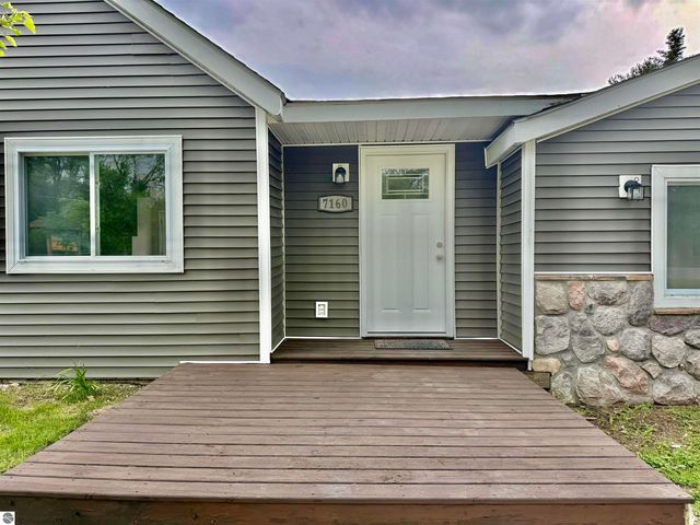 7160 W Cherry Avenue, Kewadin, MI 49648