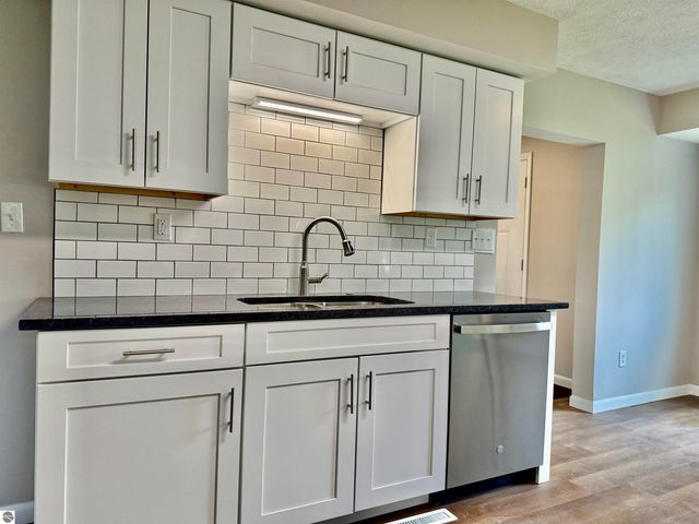 7160 W Cherry Avenue, Kewadin, MI 49648