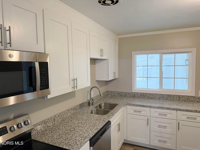 2653 Luverne Avenue, Oregon, OH 43616