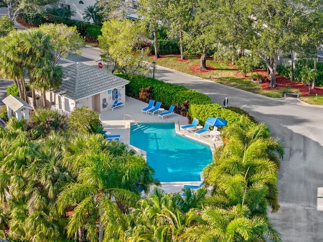 28 Governors Court, Palm Beach Gardens, FL 33418