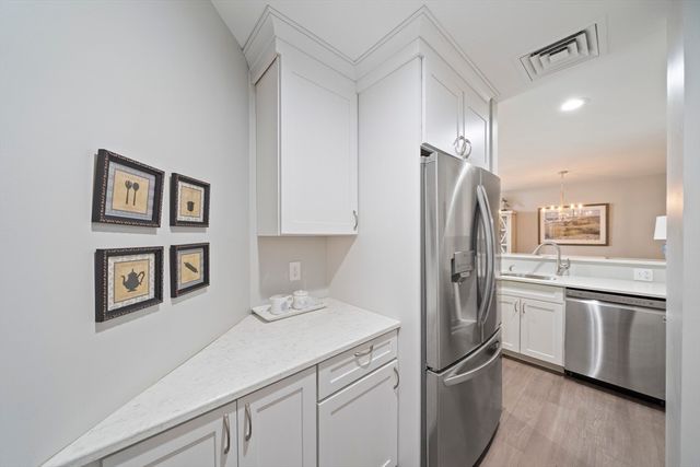 100 Parks St 18, Duxbury, MA 02332