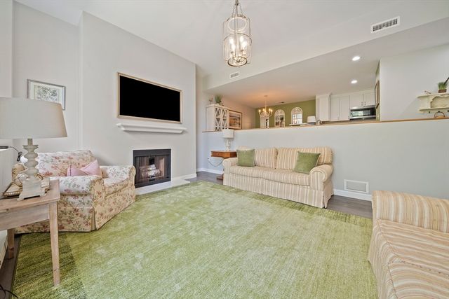 100 Parks St 18, Duxbury, MA 02332