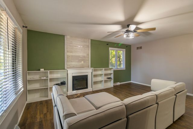 115 SE LAMPLIGHTER LOOP SE, Poplar Grove, IL 61065