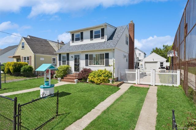 646 Benris Avenue, Franklin Square, NY 11010