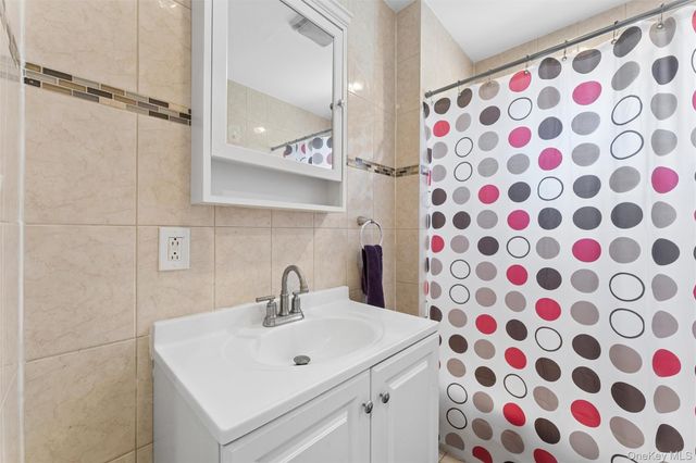 646 Benris Avenue, Franklin Square, NY 11010