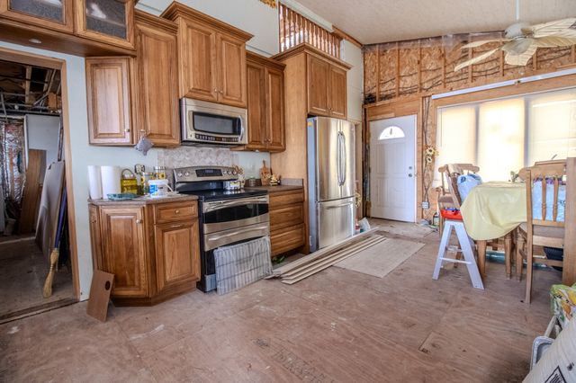 6105 S State Road 10, Knox, IN 46534