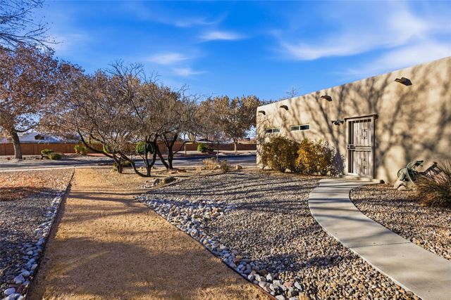 500 Laguna Seca Lane NW, Albuquerque, NM 87104