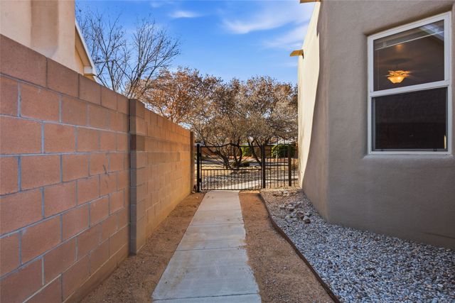 500 Laguna Seca Lane NW, Albuquerque, NM 87104