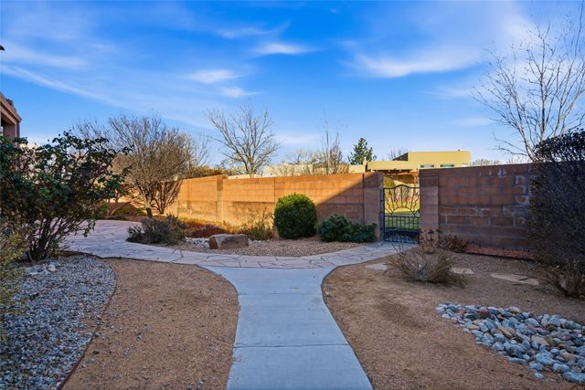 500 Laguna Seca Lane NW, Albuquerque, NM 87104