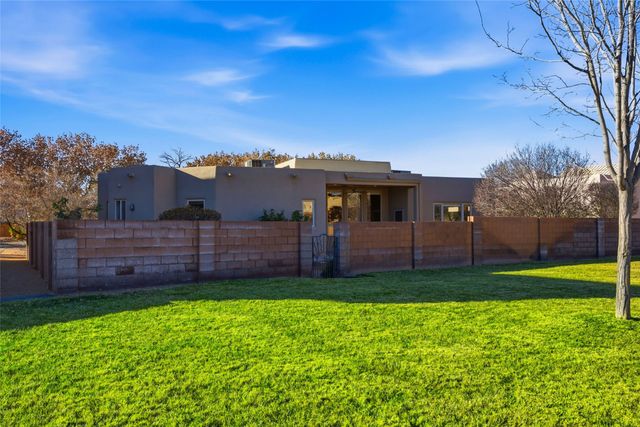 500 Laguna Seca Lane NW, Albuquerque, NM 87104