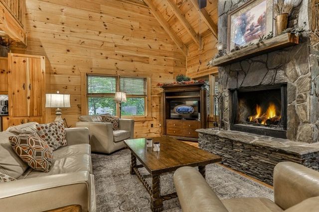 92 Fish Trap Road, Blue Ridge, GA 30513