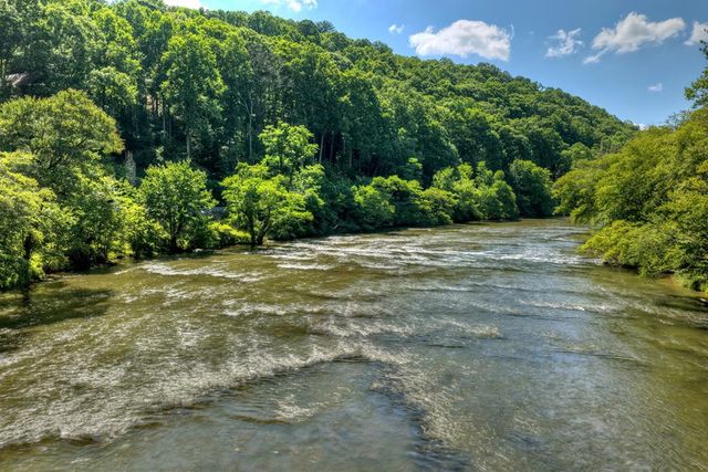 92 Fish Trap Road, Blue Ridge, GA 30513