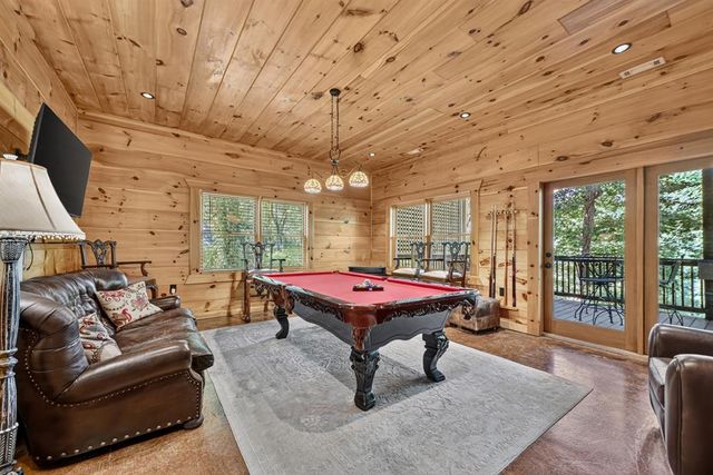 92 Fish Trap Road, Blue Ridge, GA 30513