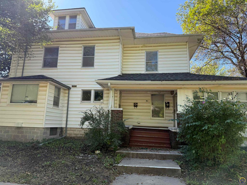 1028 Constitution St, Emporia, KS 66801