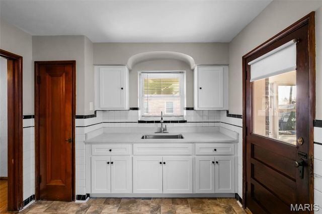 704 Dallas Drive, Bella Villa, MO 63125