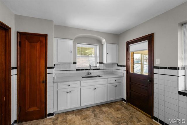 704 Dallas Drive, Bella Villa, MO 63125