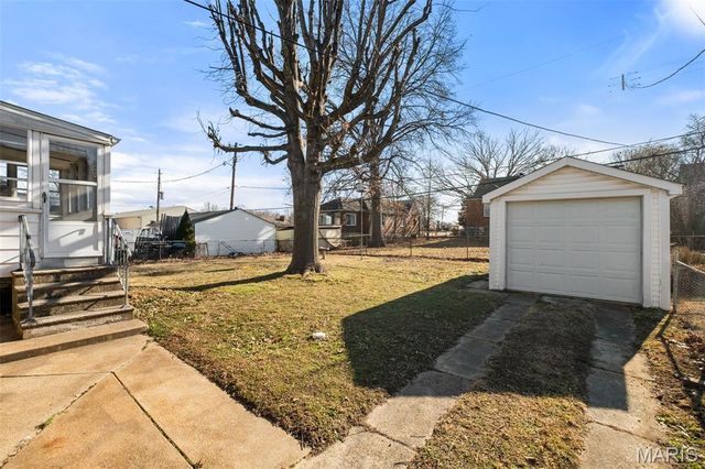 704 Dallas Drive, Bella Villa, MO 63125