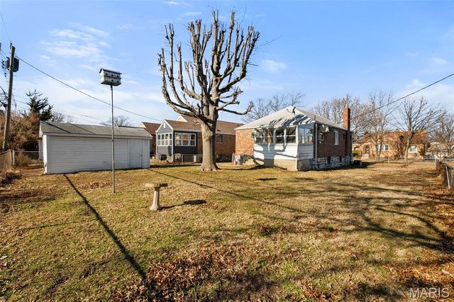 704 Dallas Drive, Bella Villa, MO 63125