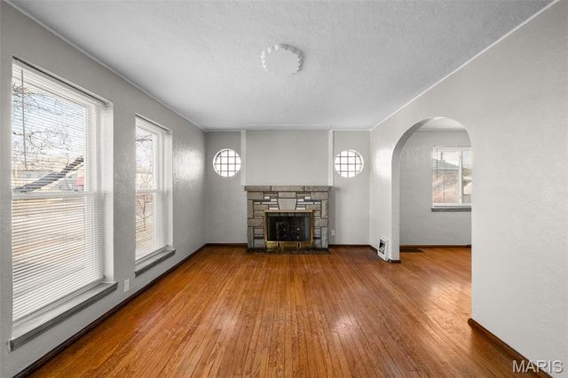 704 Dallas Drive, Bella Villa, MO 63125