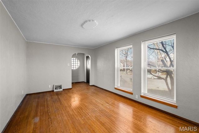 704 Dallas Drive, Bella Villa, MO 63125