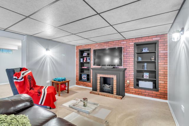 8784 W Oakwood Drive, St. John, IN 46373