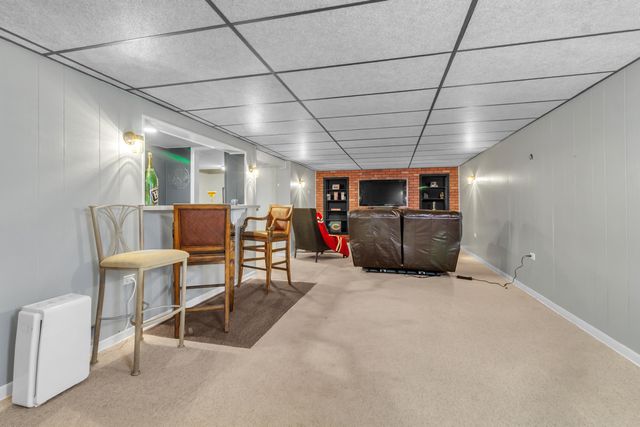 8784 W Oakwood Drive, St. John, IN 46373