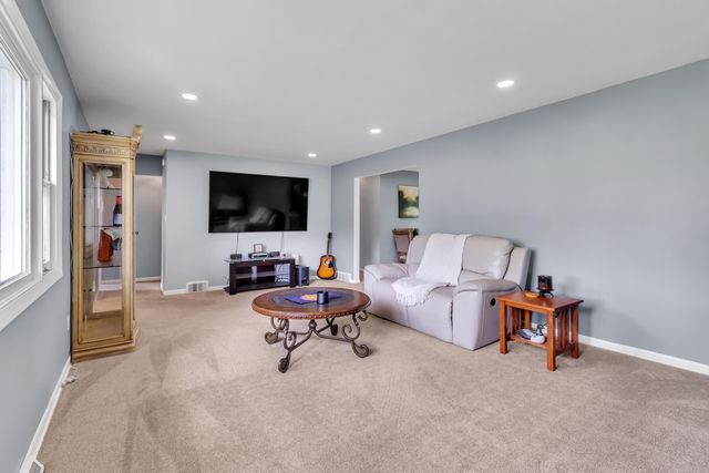 8784 W Oakwood Drive, St. John, IN 46373