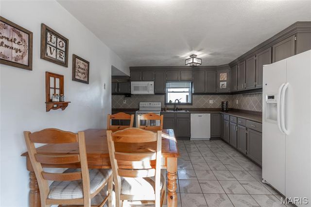 8708 S Grand Avenue, St Louis, MO 63125